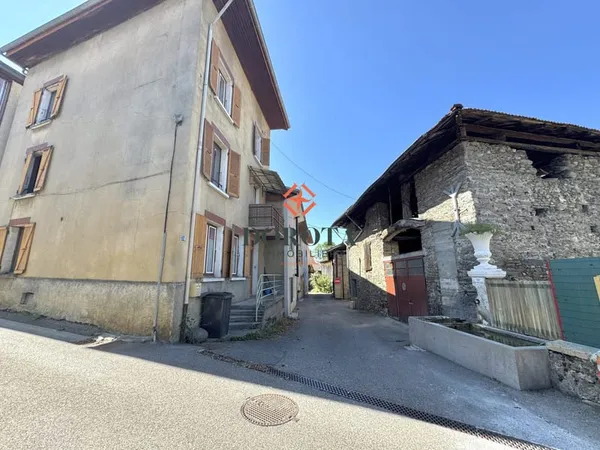 Maison de village LOUÉE + grange