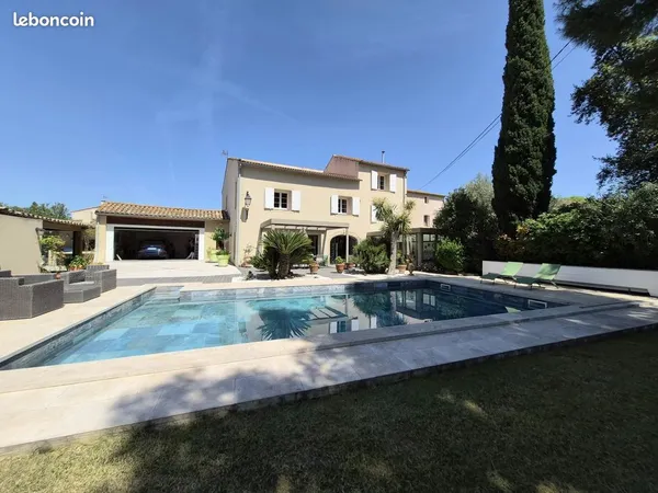 Maison 8 pièces 300 m²