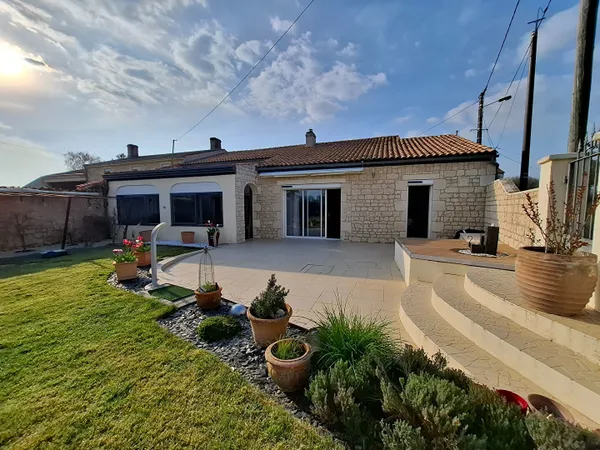 Maison Saint Hippolyte 5 pièces avec Double Garages et Piscine