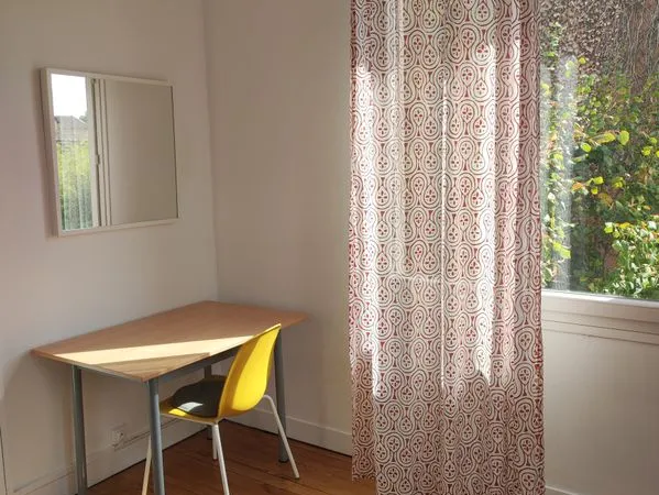 Chambre meublée 14 m² aux Arènes, tout compris