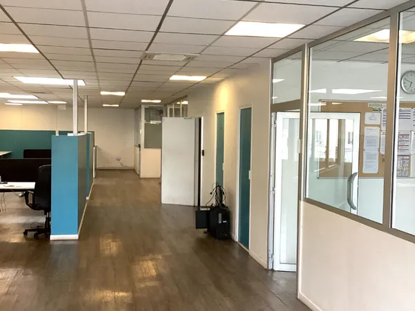 Bureaux/locaux d'activité 240m2 à louer - Proche métro