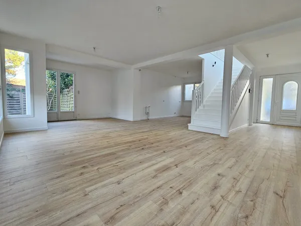 Maison jumelée entièrement rénovée !