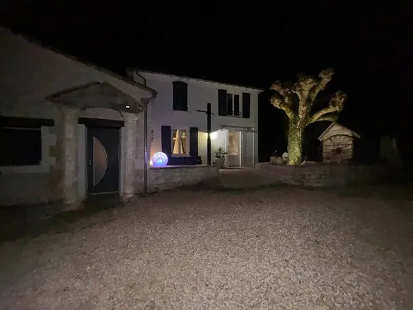 Coup de coeur assuré à Vouillé - Maison de charme d environ 150 m² avec grand terrain arboré