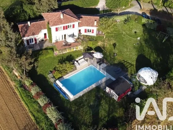 Maison 10 pièces 234 m²