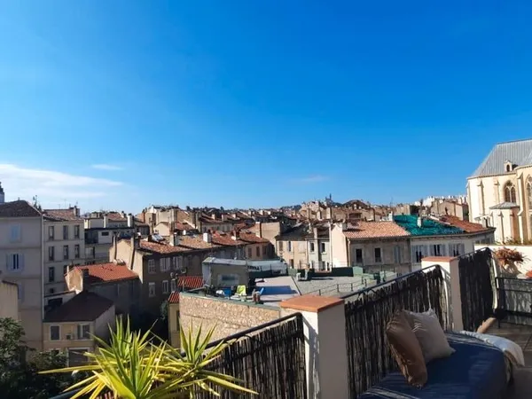 Duplex de caractère avec terrasse privative et vue sur Notre-Dame de la Garde - Le Camas