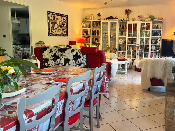 Idéale pour une famille, maison spacieuse et lumineuse, très bien entretenue, dans un environnement 