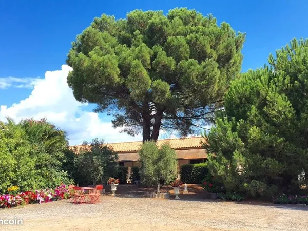 Rez de jardin T2 terrasse parking