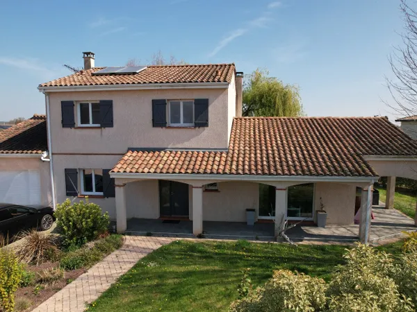 Maison familiale 6 pièces (156 m2) sur terrain arboré de 1 0