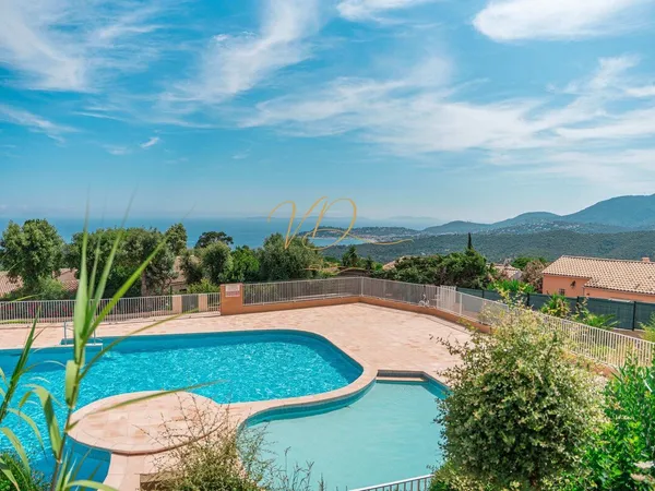 Résidence avec piscine au calme.