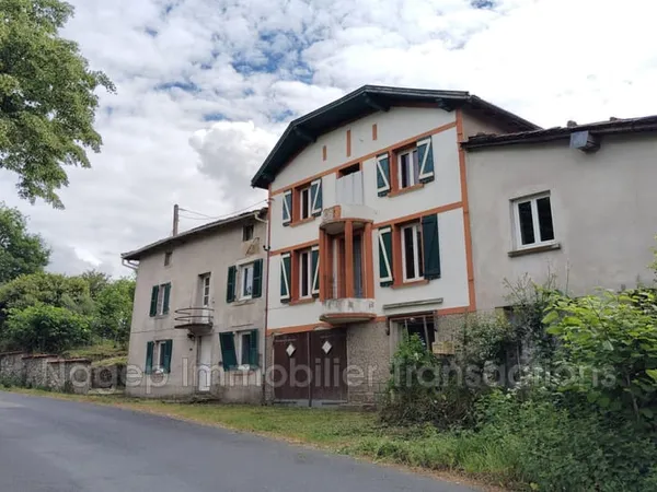 Ensemble immobilier à rénover avec 1.6ha