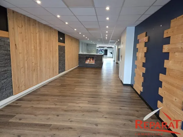 A LOUER - LOCAL COMMERCIAL 185 M²
