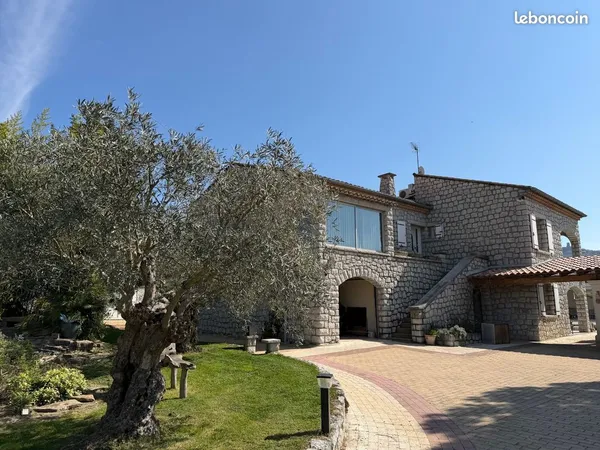 Maison en pierre avec piscine et dépendances Lussas