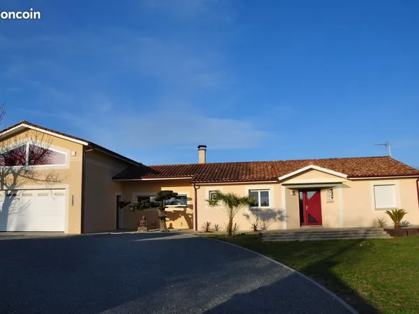 Maison contemporaine avec piscine, atelier et dépendances