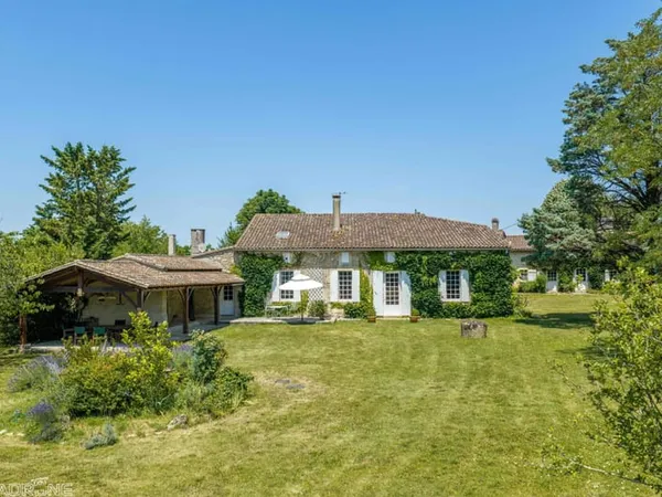 Superbe domaine de campagne avec trois habitations, piscine et court de tennis à seulement vingt min