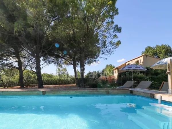 Maison en pierre exceptionnelle sans voisin immédiat avec jardin spacieux, piscine, chalet d'invités