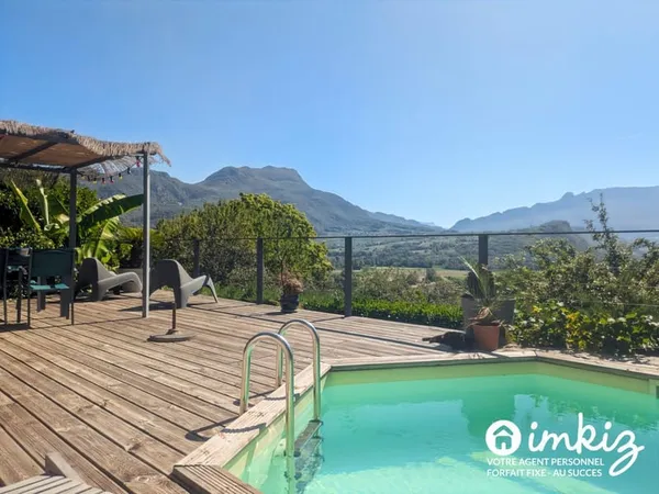 Maison familiale avec piscine et vue d'exception