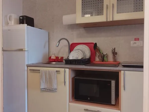 Studio meublé, rénové, avec équipements complets, assuré + place de parking