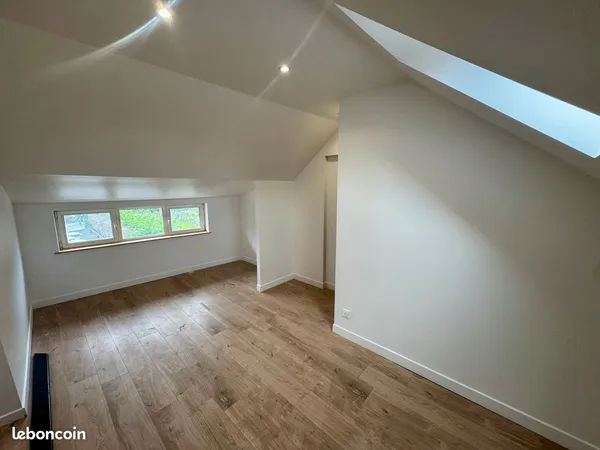 MOUVAUX - Logement rénové - 65 m² sur 3 niveaux - 2 chambres - cour