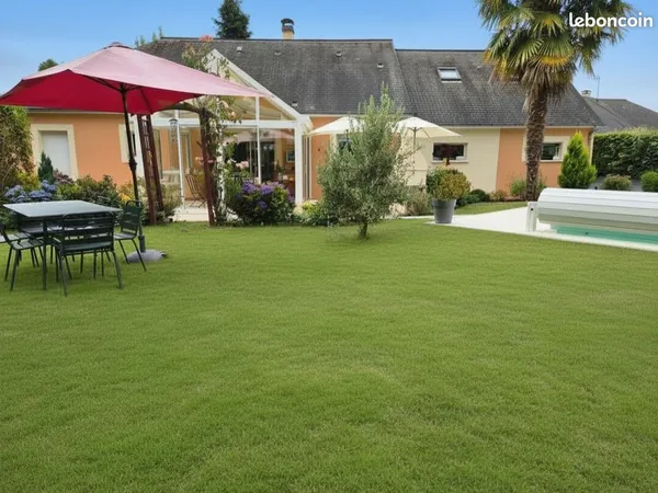Maison 6 pièces avec piscine, jardin ombragé double garage et terrain 1 354 m² - entre Laval et Maye