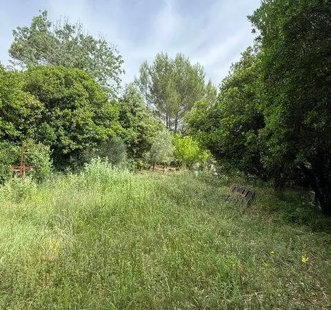 Terrain 604 m²