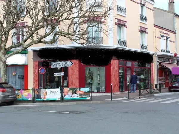 Boutique d'angle en rez de chaussée avec 16 m de vitrine sur un rond point offrant parking