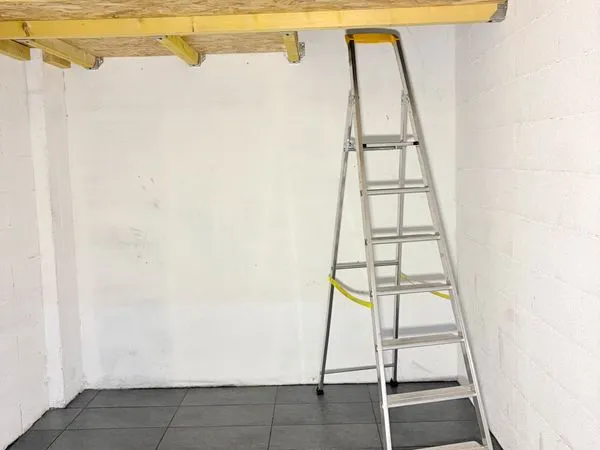 Box de stockage 26m2 avec mezzanine - Marseille 12e