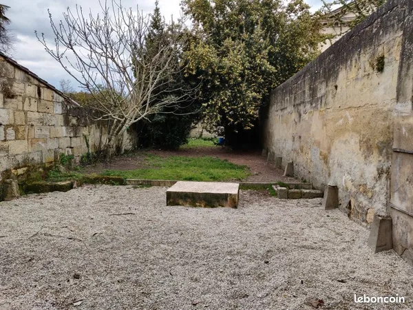 Libourne centre - Location T2 de type maisonnette avec jardin à l'arrière d'un immeuble