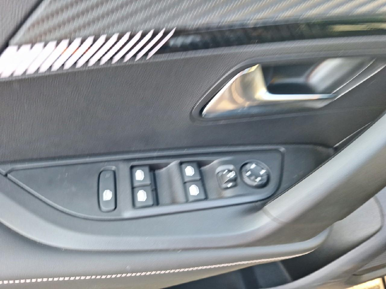 Peugeot 2008 e-2008 136ch allure — photo 12