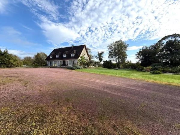 MAISON COUP DE CŒUR DE 230 M², 5 CHAMBRES ET 2,4 HECTARES CARANTILLY (50)