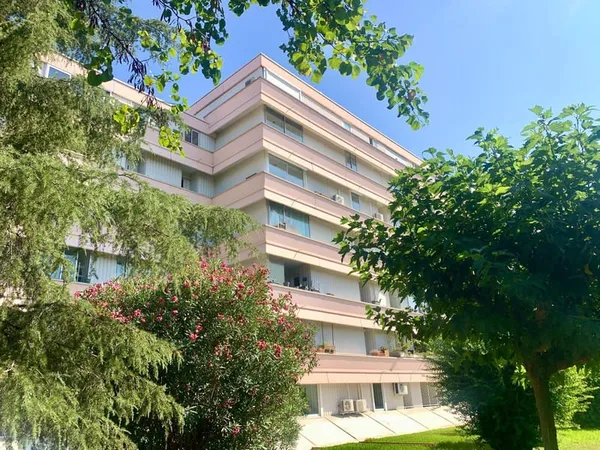 Appartement T4 au 5ème étage + garage dans résidence sécurisée avec ascenseur.