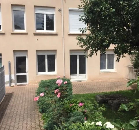 Ttes commodités à proximité, Grand T2 meublé REFAIT A NEUF de 48 m2 sans vis-à-vis au milieu de la v