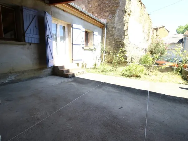 A vendre une maison de village avec possibilité de vivre en rez de chaussée avec un jardin et deux g