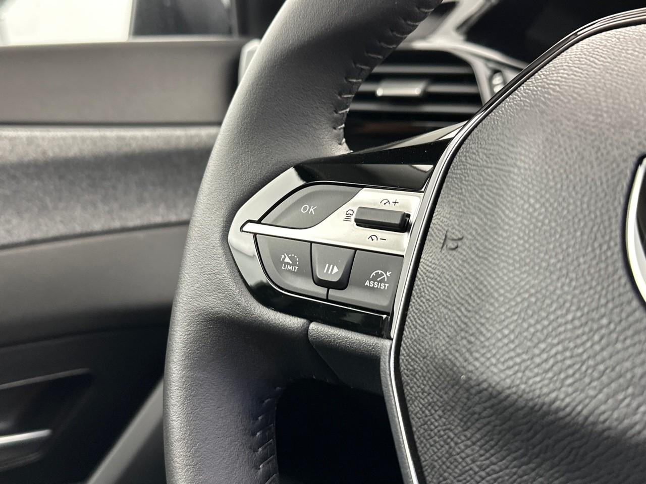 Peugeot 308 hybrid 145 e-dcs6 allure — photo 18