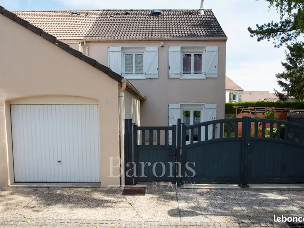CHARMANTE MAISON FAMILIALE DE 97 m², 5 PIÈCES ET 4 CHAMBRES, AVEC JARDIN ET GARAGE AU CALME ABSOLU