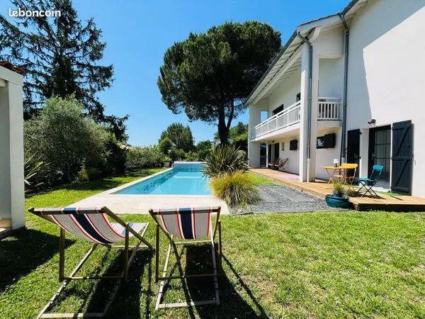 Maison familiale rénovée avec piscine chauffée et jardin arboré à 15 mins de Bordeaux