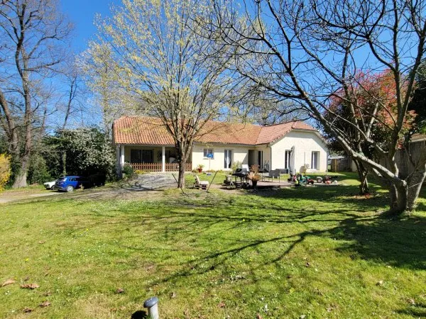 Maison récente 2001 - Saint Armou - 7 pièce(s) 189 m2 avec garage et espace de stockage 200m² - Terr