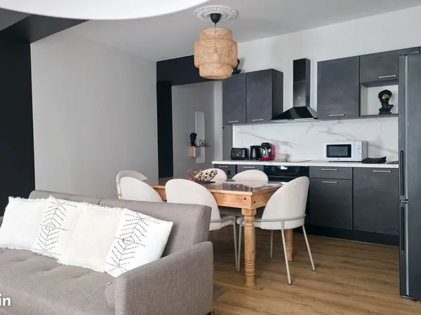 Duplex meublé de 83 m² utiles - 3 chambres - 2 salles d'eau - Centre de Vienne à 2 min à pied de la 