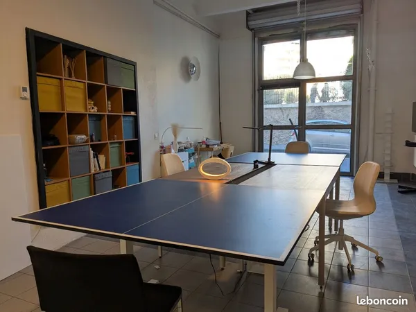 Salle de réunion, travail, formation, conférence, etc... Au 86 rue Perrin Solliers