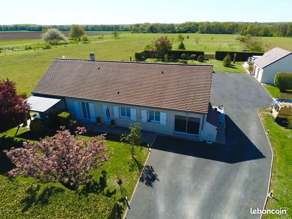 Maison de plain pied avec des dépendances