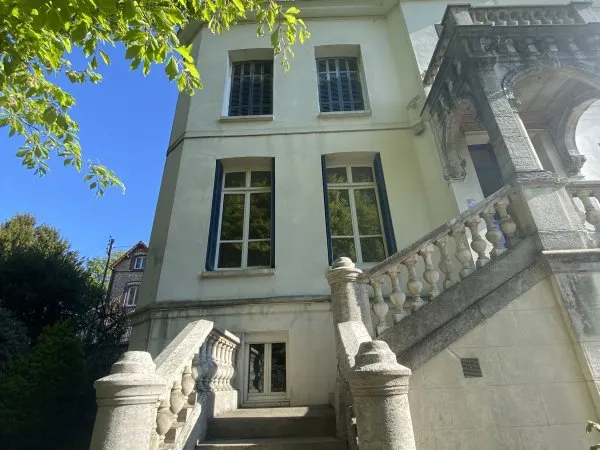 Appartement meublé d'environ 50m², situé en rez-de-chaussée au sein d'une maison de maître