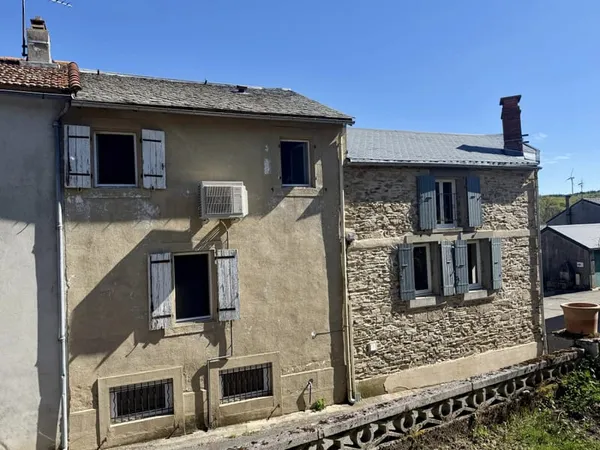 Maison en pierre rénové avec jardin à côté