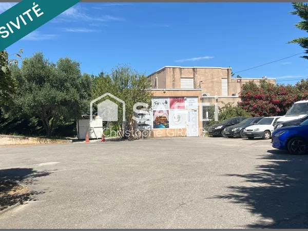 Bureaux commerciaux de 158 m² et Parkings