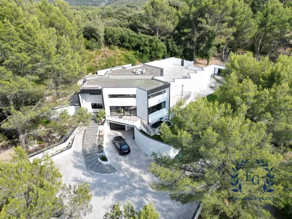 Villa d'architecte de 700 m2 sur une propriété de 4730 m2 de t