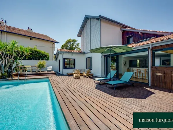 Raissante maison avec piscine à deux pas des 5 cantons