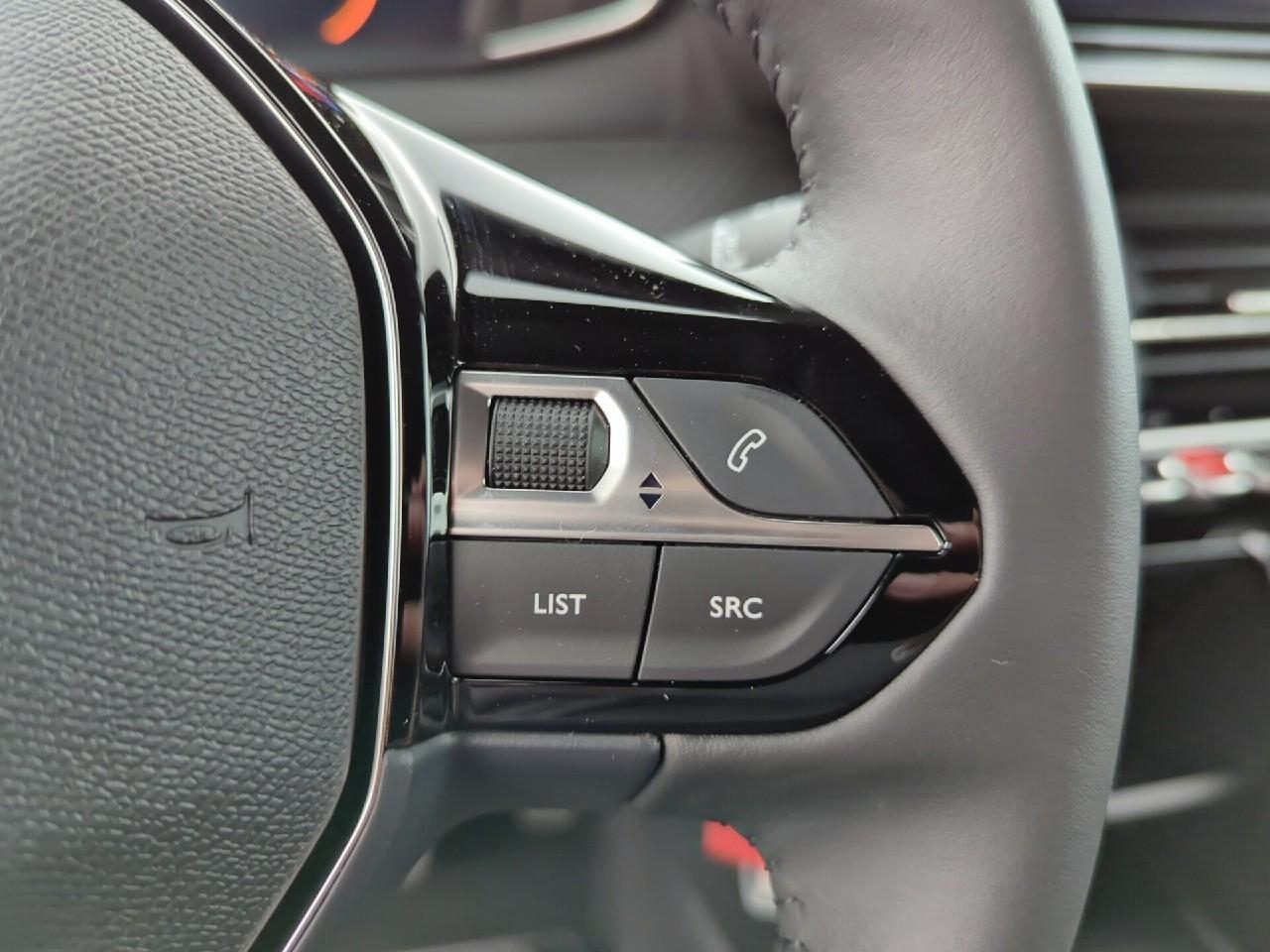 Peugeot 2008 hybrid 110 e-dcs6 allure — photo 24