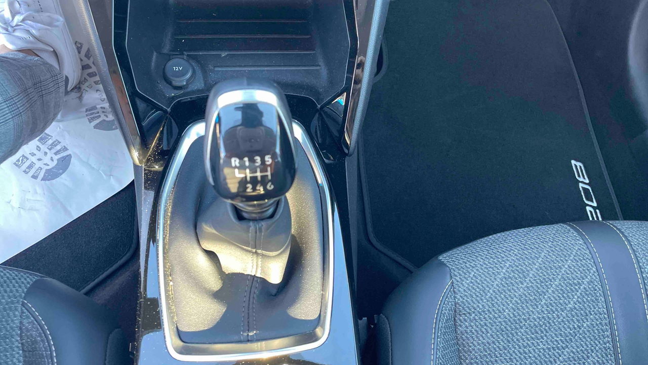 Peugeot 208 100 S&amp;S BVM6 — photo 19