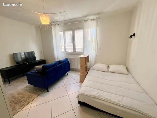 F1 contemporain 23 m² meuble