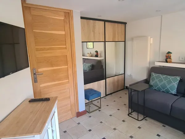 À louer – Charmant studio entièrement rénové avec terrasse et entrée indépendante