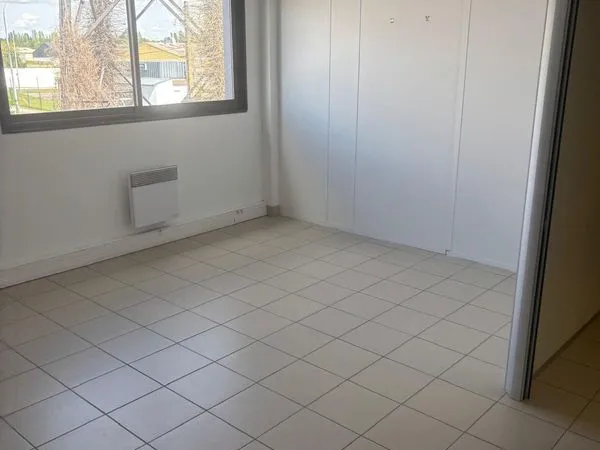 Bureau 20 m² à louer - Meaux - Cuisine équipée & espaces communs
