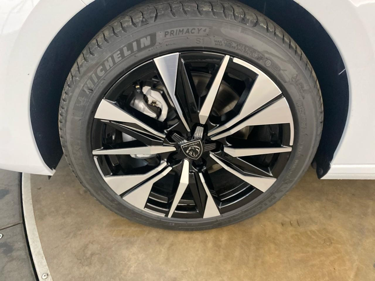 Peugeot 308 hybrid 145 e-dcs6 allure — photo 11